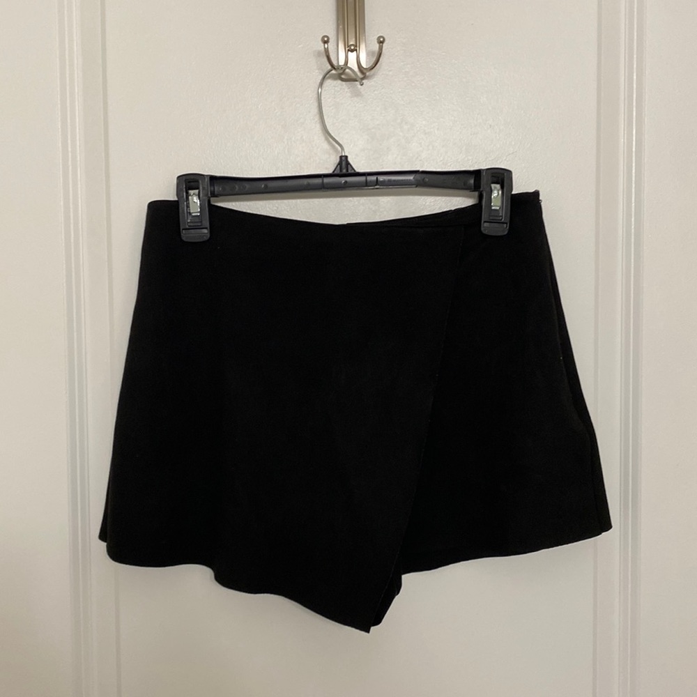 Vestique black skort